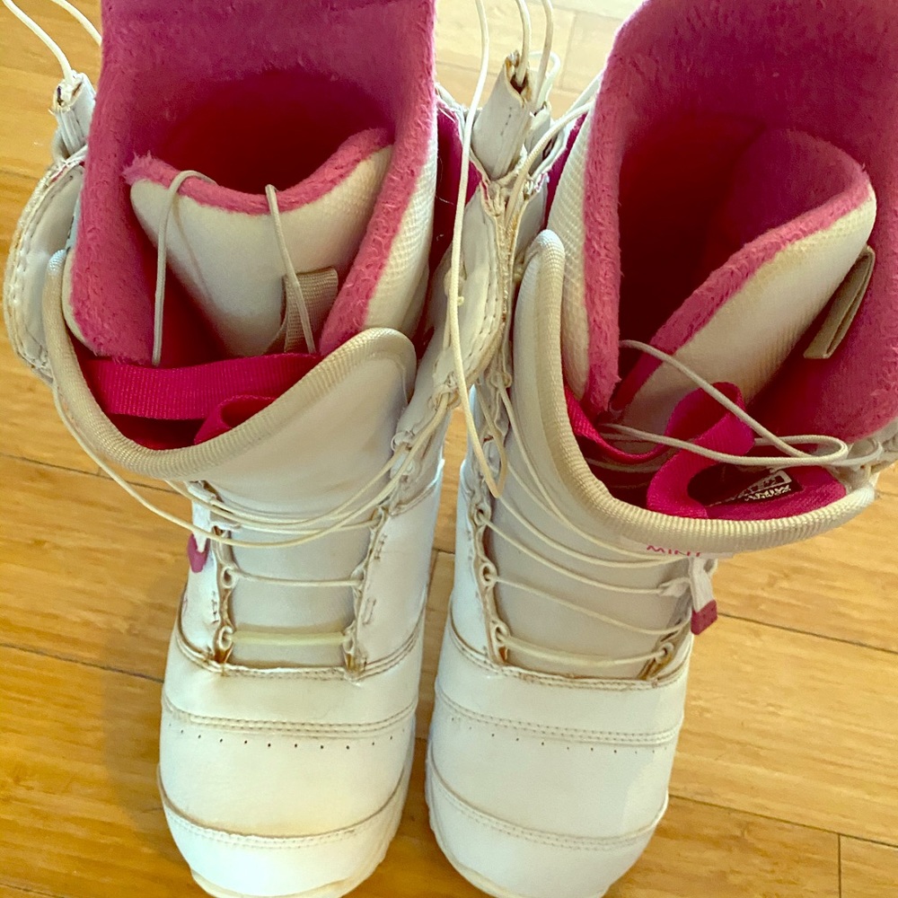 Snowboard boots